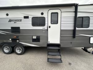SUPER OFERTAS Remolque de Viaje Usado Prime Time RV Avenger ATI 29RBS 2020-2021 de Acero Inoxidable con Capacidad para 8 Personas - Product Image 3