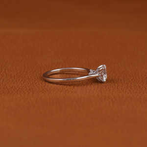 Bague de fiançailles en plaqué or massif 18KT, taille ronde, bague d'anniversaire certifiée IGI de luxe, style classique, cultivée en laboratoire. - Product Image 4