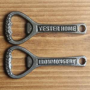 Abrebotellas de pared de metal antiguo de primera calidad con estilo rústico perfecto para bares de interior y configuraciones al aire libre - Product Image 1