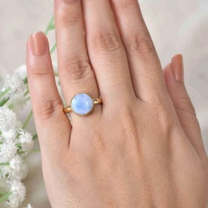 Bague de luxe en pierre de lune la plus demandée pour les femmes ou la guérison spirituelle et les occasions spéciales disponibles pour l'approvisionnement en gros - Product Image 2