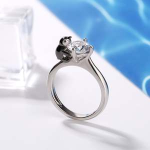 Bague de fiançailles Jeulia Hug Me Keep Your Cool Penguin en argent sterling à coupe ronde - Product Image 4