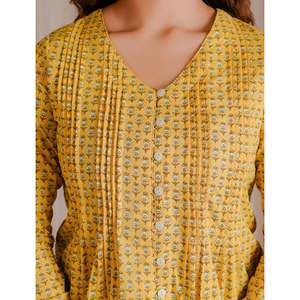 Haut court en coton Butti jaune-vert respirant à imprimé technique - Product Image 2