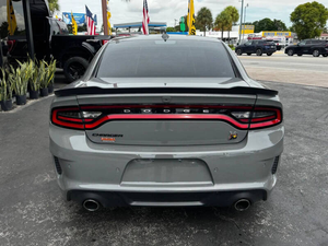 Berline sport haute performance 2023 bien utilisée équipée d'une transmission automatique à moteur V8 de 6.4 litres et d'une propulsion arrière - Product Image 4