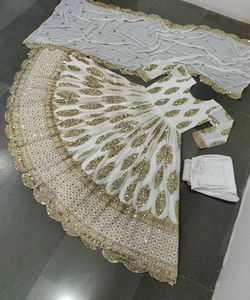 Fusion de mode: Style pakistanais Salwar Kameez - Fusion de styles traditionnels et modernes, créant une mode chic et élégante - Product Image 1