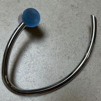 Porte-serviettes mural Aura Ring en acier chromé poli avec détails en verre bleu clair, design italien, élégant et fonctionnel