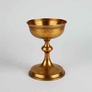 Elégant gobelet à vin d'église de couleur or fabriqué à la main avec une gravure complexe parfaite pour les cérémonies intemporelles et sacrées - Product Image 5