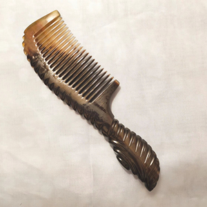 Peine de cuerno artesanal CRAFT EXIM grabado a mano para el cuidado diario y un cabello suave - Product Image 1