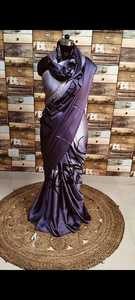 Saree élégant en satin violet avec motif noir abstrait - Product Image 3