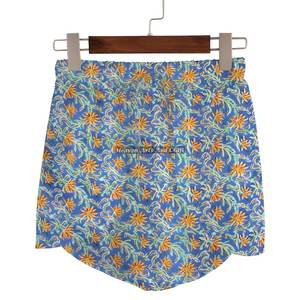 Shorts enveloppants pour femmes de haute qualité, imprimés floraux personnalisés, multicolores, taille élastique, 100% coton, doux et respirants - Product Image 1