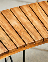 Banco de Jardín Curvo Moderno Odie con Estructura de Madera y Asiento de Madera de Teca, Acabado Marrón, Ecológico, para Patio, Parque, Hotel