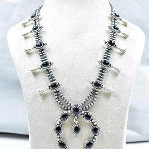 สร้อยคอดอกสควอชโอนิกซ์สีดำทำด้วยมือโซ่แบบปรับได้เงินสเตอร์ลิง - Product Image 1