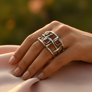 แหวนเงินแท้ 925 สำหรับผู้หญิง ชุบโรสโกลด์ ดีไซน์ทันสมัย ประดับด้วยพลอยโกเมนธรรมชาติ - Product Image 3