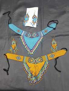 Collar y pendientes de cuentas de cristal hechos a medida, hechos a mano con cuentas de semillas de la mejor calidad en color amarillo - Product Image 2