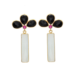 Pendiente de forma cuadrada geométrica recién llegado con ónix negro y pendiente de piedras preciosas lechosas de chaceldony de Gemstone - Product Image 1