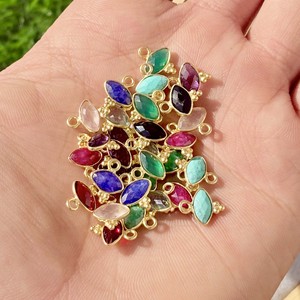 Colgante con Bisel de Esmeralda, Forma de Marquesa, Dije Delicado Chapado en Oro con Tres Colgantes Rawa - Product Image 5