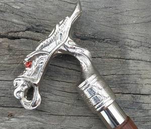 Bastón hecho a mano para hombre con mango de cabeza de dragón Bastón de material de madera - Product Image 3