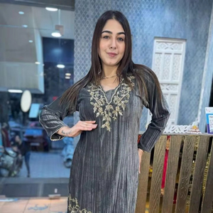 Traje de Salwar Kameez de terciopelo floreciente pesado para bodas y festivales indios y paquistaníes con hermoso vestido de trabajo bordado - Product Image 1