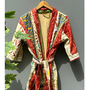 Venta al por mayor de chaquetas Kantha de algodón indio hecho a mano para las mujeres Vintage acolchado invierno Multi-Patchwork diseño transpirable sostenible - Product Image 1