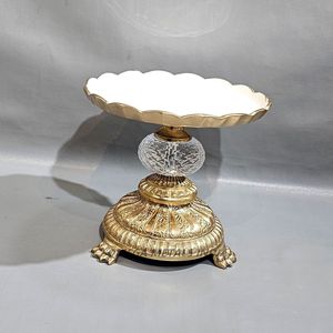 Soporte de lujo para pasteles con acabado dorado con parte superior festoneada blanca y acento de cristal para postre, queso, aperitivos, galletas y cupcakes - Product Image 3