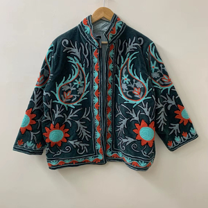 Chaqueta de Invierno Vintage de Terciopelo Suzani | Regalo Boho para Ella |   Abrigo Bordado con Flores | Ropa Exterior Estilo Uzbeko - Product Image 1