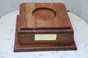 Urne de crémation pour adultes de haute qualité Urne de football rouge avec la meilleure qualité avec support en bois Plaque signalétique en laiton pour les funérailles d'Inde - Product Image 5