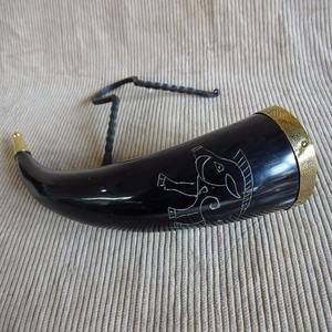 Corne de buffle artisanale pour boire et décorer avec un design celtique, idéale pour les célébrations de style viking ou l'affichage rustique à la maison - Product Image 1