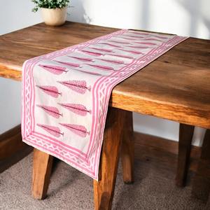 Mrinaal Chemin de table en coton floral rose Pitloom Tissu technique tricoté à rayures entrelacées // Rose poussiéreux - Product Image 1