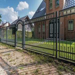 Clôture et matériaux de clôture en fer forgé fabriqués au Vietnam, parfaits pour l'intimité, la sécurité et la décoration extérieure des maisons. - Product Image 1