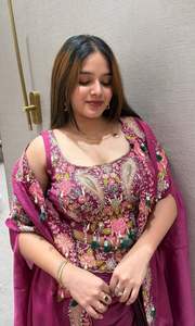 Ensemble de vêtements pour femmes, dernière collection de créateurs, pour fêtes et mariages, en soie Rangoli, broderie de sequins, franges, chemisier, dhoti, shrug, en stock - Product Image 3