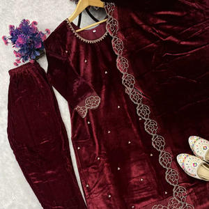 Ensemble de vêtements indiens classiques à imprimé floral - Product Image 1