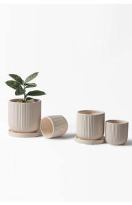 Jarrones de cerámica blancos de alta calidad que reflejan la luz suavemente, creando una atmósfera suave y acogedora. - Product Image 3