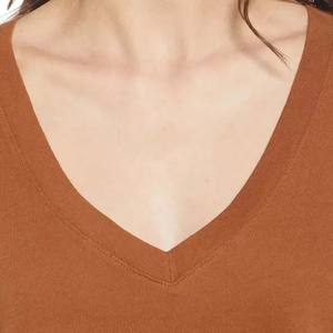 Camiseta con cuello en V para mujer, ropa 100% de algodón y poliéster, con logotipo personalizado bordado, de manga corta, de gran tamaño - Product Image 4