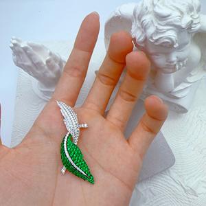 Broche en argent sterling 925 Poisson et Plume de feuille, émail vert dégradé et pavé de CZ, Bijoux d'inspiration naturelle orientale - Product Image 6