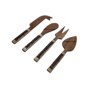 Ensemble de 4 couteaux à beurre en bois de restaurant personnalisés avec manche en rotin et osier tissé - Product Image 1