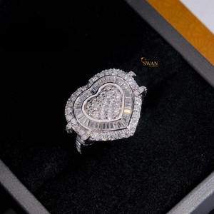 แหวนเพชรโมอิสซาไนต์ทรงหัวใจสีทองทึบ10K ที่สวยงามพร้อมฮาโลและบาแกตต์ของขวัญวันครบรอบแต่งงานสำหรับเจ้าสาว - Product Image 2