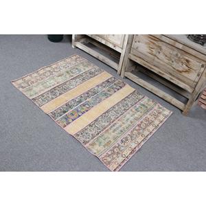 Tapis turc vintage, tapis de 2,8 x 4,3 pieds, tapis en laine à bordures jaunes et roses - Product Image 4