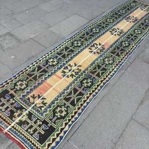 Alfombra Turca Vintage de 2.7x10.4 pies, Alfombra de Lana Azul con Estampado Animal - Product Image 3