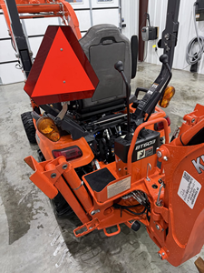 Tractor retroexcavador Kubota BX23S 4x4 de 23 HP, tractor compacto versátil para agricultura, granjas y construcción, precio mayorista económico. - Product Image 6