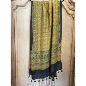 Bufanda Larga de Seda Ajrakh Tussar con Estampado a Mano, Diseño de Diseñador, Material Satinado, Multifuncional, para Verano e Invierno, Color Cúrcuma - Product Image 1