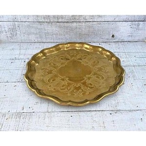 Bandeja de servicio de latón de estilo antiguo con elaborados grabados florales y pulido dorado para interiores de casas opulentas y servicio elegante - Product Image 4