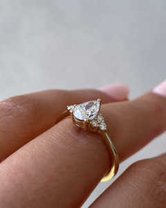 Bijoux en diamants de laboratoire certifiés en or jaune massif 18 carats Designer de luxe à la mode Ensemble de broches taillées en poire Bagues pour femmes à 3 griffes - Product Image 4