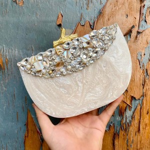 Monederos de lujo de diseño único personalizados para mujer, bolso de mano de resina epoxi, cierre abierto, perla, elegante Botón de diamantes de imitación - Product Image 3