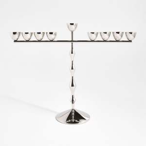 Ménorah élégante de style trompette en argent avec des supports incurvés musicaux pour une embellissement élégant de la décoration intérieure - Product Image 2