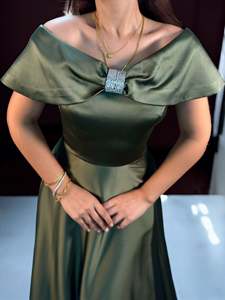 Robe de soirée style boutique pour femmes, robe longue en satin de luxe sans bretelles, vente en gros - Product Image 3