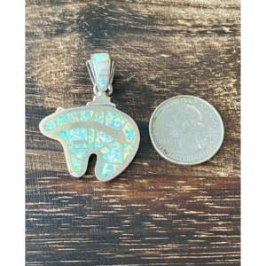 Pendentif artisanal Navajo en forme d'ours, incrusté d'opale blanche et d'argent sterling - Product Image 3