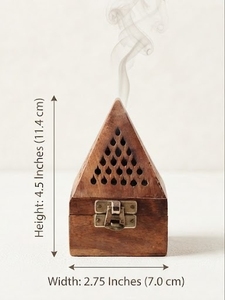 Brûleur d'encens en bois en forme de pyramide avec design perforé et fermoir métallique, emballage individuel - Product Image 2