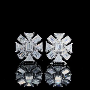 Boucles d'oreilles élégantes en forme de triangle avec diamants fantaisie or 14Kt couleur D-F 18 pierres goujons de fête pour femmes - Product Image 5