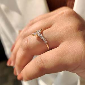 Bague de mariage incurvée à sept pierres, élégante, avec diamants, pour mariées et mariés - Product Image 4
