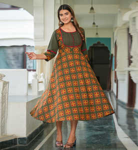 Robe Anarkali Kurta en coton pour femmes, imprimé floral, plis, longueur mollet, col rond, manches trois quarts, tenue ethnique élégante, vert - Product Image 1