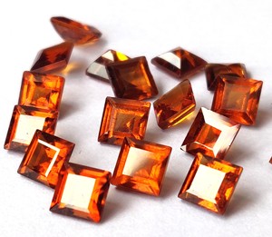 Corte cuadrado de hessonita natural 5mm facetado-Piedra preciosa de corte cuadrado de granate de hessonita suelta de alta calidad - Product Image 1